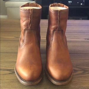 Frye Leslie Artisan Short-New in box